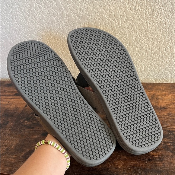 Club Room Riley gray flip flops - Picture 5 of 6